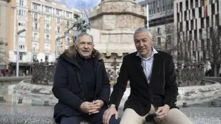 José Luis Violeta y Xavi Aguado dialogan en la plaza de España de Zaragoza.