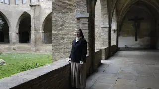 Sor Ana María Martín, en el claustro del monasterio zaragozano.