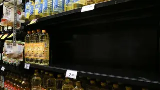 Estanterias de aceite de girasol vacías en un supermercado esta semana.
