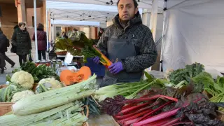 Rafael Gutiérrez con las acelgas de colores en su puesto del Mercado Agroecológico.