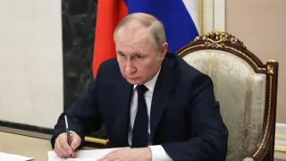 Vladimir Putin durante una reunión telemática con sus miembros de Gobierno este jueves.