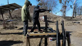 Civiles que han comprado sus propias armas entrenan con ellas en Leópolis.