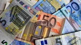 Foto de archivo de billetes de euro.