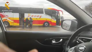 La Guardia Civil auxilia a refugiados ucranianos que viajaban en autobús a su paso por Zaragoza.