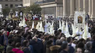 Parte de la procesión del Santo Entierro, a su paso por la plaza del Pilar, en 2019.