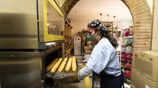 Ferrero prepara una hornada de pan en su tienda del Actur.