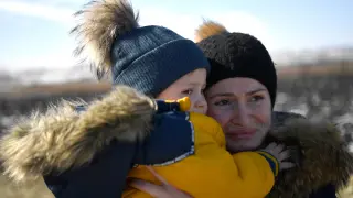 Olga abraza a su hijo David después de bajar del automóvil con el que pudieron cruzar la frontera huyendo de Kharkiv (Ucrania), en una imagen tomada en el cruce fronterizo de Siret (Rumanía).