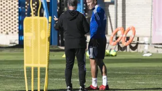 Jim charla a solas con Zapater en un entrenamiento en la Ciudad Deportiva.