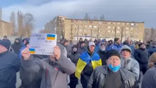 Multitudinaria protesta por el secuestro a mano de las fuerzas rusas del alcalde ucraniano Ivan Federov, a las puertas del edificio de la administración regional de Melitopol (Ucrania).