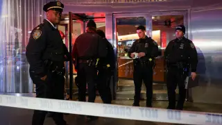 Policías en la entrada del MoMa, en Nueva York, evacuado tras el apuñalamiento.