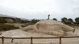 La nueva escultura de la zona exterior, conocida como 'Tierra Magna', corresponde a un Galveosaurus herreroi, tumbado tras ser herido por otro dinosaurio.
