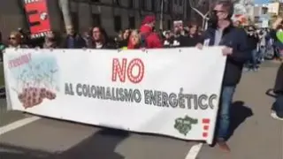 Varios miles de personas claman contra el "colonialismo energético" en Zaragoza