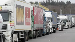 Camiones parados en un acceso al Poligono da Campiña, en Lugo.