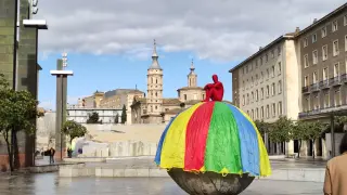 Performance 'Un mundo, un recreo' de Rosin de Palo y Alejandro Monreal en la plaza del Pilar.