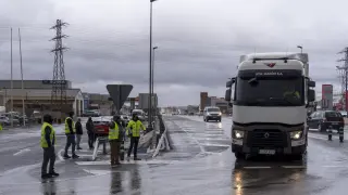 Un grupo de transportistas para camiones en una rotonda a la entrada de Teruel