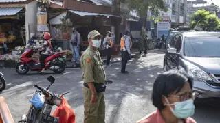 Un policía en una calle de Bali, en una imagen de archivo.
