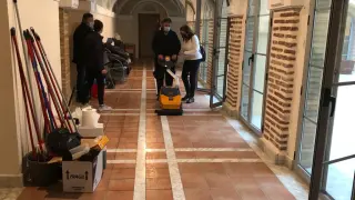 Tareas de limpieza en el centro temporal de acogida de Cáritas en Huesca.