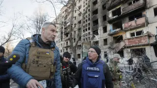 El alcalde de Kiev, Vitaliy Klitschko, habla con un periodista ante un edificio bombardeado, este lunes.