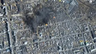 Vista satélite de Mariupol, cercada desde hace días.