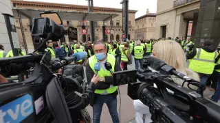 El presidente de Tradime, José Antonio Moliner, atiende a los medios en la concentración de protesta frente a la Delegación del Gobierno.
