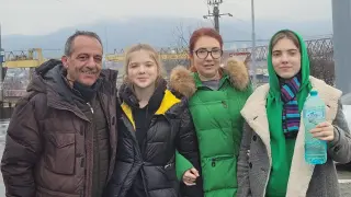 De dcha. a izq: Natalia, Vlada, Alejandra y Pedro Alcubierre, un zaragozano que ha ayudado a esta familia a salir de la guerra, este miércoles en Rumanía.
