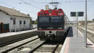 Un tren regional, en la estación de Alagón, una de las localidades situadas en la línea.