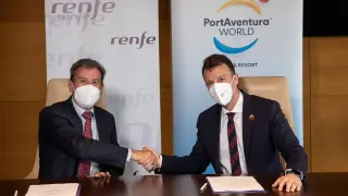 Firma del acuerdo entre Francisco Arteaga, director de Renfe AV y David García, director general de Negocio de PAW.