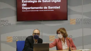 Juan Coll y Trinidad Serrano, durante la presentación de la Estrategia de de Salud Digital del Departamento de Sanidad de Aragón.