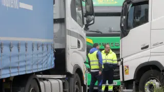 La huelga del transporte bloquea el abastecimiento de mercancía desde Galicia a Aragón