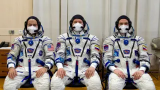 Mark Vande Hei, a la izquierda, junto a dos cosmonautas rusos
