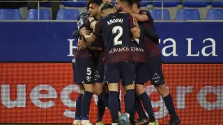 Los jugadores del Huesca celebrado el gol