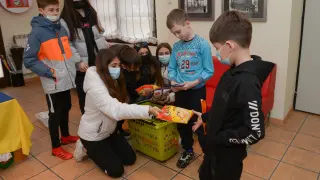 Una pandilla de jóvenes de Utrillas obsequió a los niños de Ucrania con bolsas de snacks.
