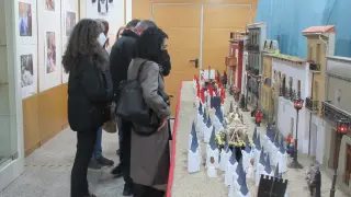 Primeros visitantes a la exposición de maquetas de La Pasión y la Semana Santa de Monzón.
