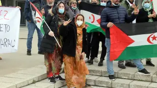 Manifestacion en favor del pueblo saharaui en el palacio de Congresos de Huesca, durante la visita del expresidente José Luis Rodríguez Zapatero este sábado.