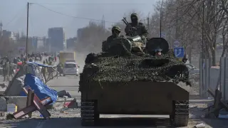 Militares rusos en un carro de combate, este sábado en la ciudad ucraniana de Mariupol.