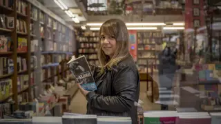 Aroa Moreno, en la librería Cálamo de Zaragoza, con su libro 'La bajamar'.