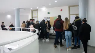 Alumnos, en el interior de la Facultad de Ciencias Humanas del Campus Turolense.