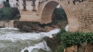El río baja muy crecido a la altura del puente de Beceite tras las lluvias caídas este lunes.