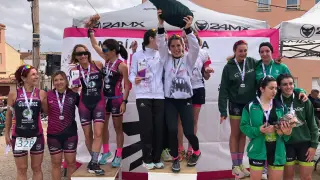 El podio femenino en el V Duatlón contrarreloj por equipos en María de Huerva.