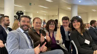 La delegación aragonesa, con el premio de Árbol Europeo de 2021 para la carrasca de Lecina.