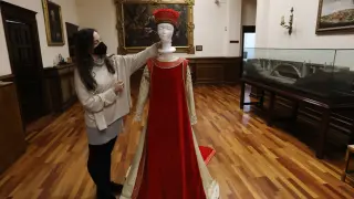 Lorena Muñoz presenta el vestido de boda que lucirá Isabel de Segura durante las fiestas.