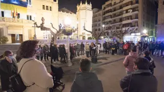 Más de un centenar de personas han acudido al acto de condena de las violaciones grupales de Huesca convocado por la Asamblea 8-M y el Colectivo de Mujeres Feministas.