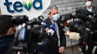 El director general de Asistencia Sanitaria, José María Abad, este jueves en las instalaciones de la empresa Teva, en Zaragoza.