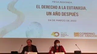 El gerente del Salud, José María Arnal, y la consejera de Sanidad, Sira Repollés, en la presentación de la jornada del primer año de la eutanasia