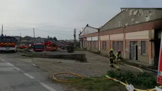 Al incendio han acudido tres parques de bomberos.