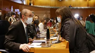 El presidente de Aragón conversa con la consejera de Sanidad, antes del inicio del pleno.