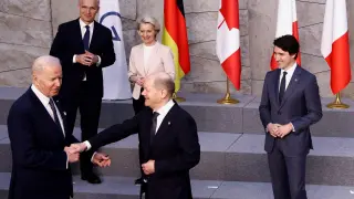 Joe Biden saluda a Olaf Scholz en la cumbre del G7