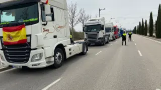 Transportistas aragoneses en la manifestación ante el Ministerio de Transportes de este viernes.