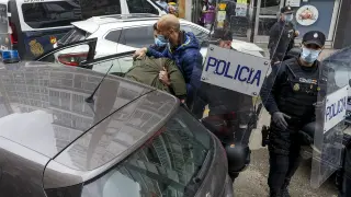 Instante de la detención de los sospechosos del apuñalamiento en Gamonal (Burgos).