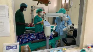 Una de las intervenciones quirúrgicas completadas en una expedición en el Chad.